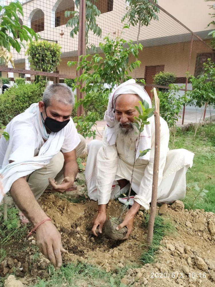 जो व्यक्ति कर्म करते हुए अपने को साक्षी भाव से देखता है --- वही संत है।जो व्यक्ति कर्म करते हुए अपने मन को गुरु पर लगाया है। सुरति   में लगाया है। वही परम हंस है।