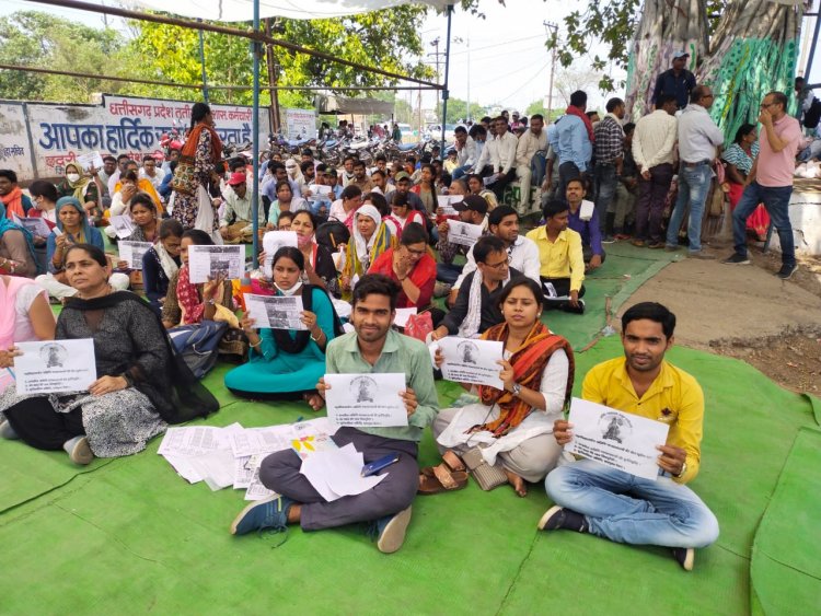 तेज धूप और गर्मी में हड़ताल पर बैठे अतिथि व्याख्याता प्रशासन कब सुनेगा इनकी