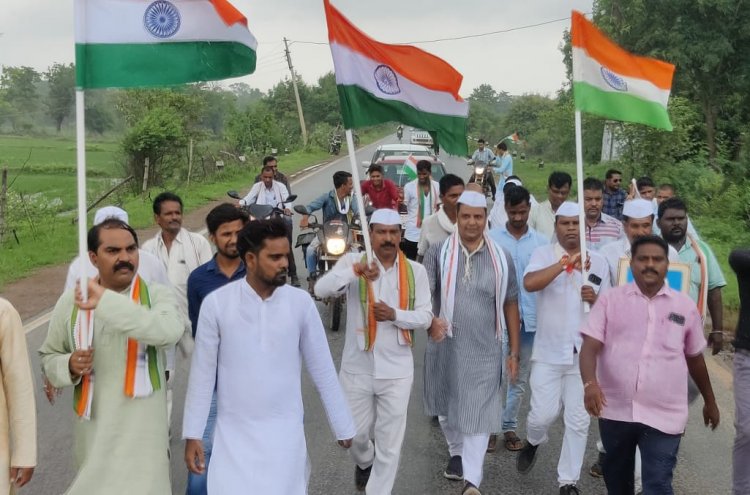 गौरव पदयात्रा डॉ. चौलेश्वर चन्द्राकर सहित कांग्रेसियो ने 45 किलोमीटर पदयात्रा पूर्ण कर ली