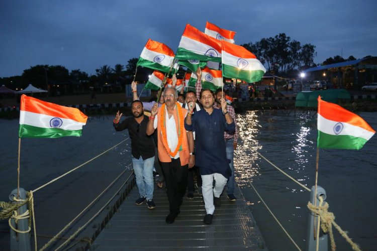 स्वतंत्रता आंदोलन के प्रमुख केंद्र रहे धमतरी के ग्राम भोथली से कंडेल तक तिंरगा एवम मशाल पदयात्रा में शामिल हुए बृजमोहन - अजय एवं रंजना साहू