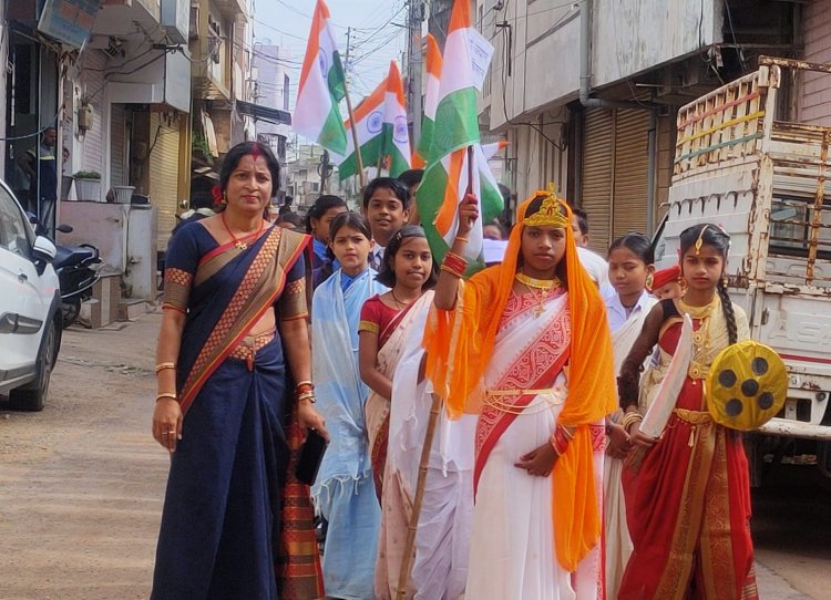 हमर तिरंगा कार्यक्रम  स्वामी आत्मानंद उत्कृष्ट हिंदी माध्यम विद्यालय महासमुंद मे इसी कार्यक्रम के अंतर्गत शाला मे बच्चों के बीच पोस्टर, रंगोली प्रतियोगिता   स्वतंत्रता संग्राम सेनानियों की वेशभूषा में प्रभात फेरी निकाली गई,