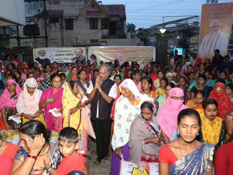 माननीय यशस्वी प्रधानमंत्री जी के जन्मदिवस के अवसर पर उज्ज्वला योजना के हितग्राहियों को सौगात।  	 पूर्व मंत्री एवं विधायक श्री बृजमोहन अग्रवाल ने प्रधानमंत्री उज्ज्वला योजना के 500 से भी अधिक हितग्राहियों को निःशुल्क गैस सिलेंडर व चूल्हा वितरण किया।