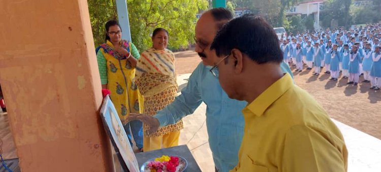 भरत देवांगन शासकीय उच्चतर माध्यमिक विद्यालय खरोरा में डॉ भीमराव अंबेडकर की पुण्यतिथि पर श्रद्धा सुमन अर्पित कर श्रद्धांजलि अर्पित की गई