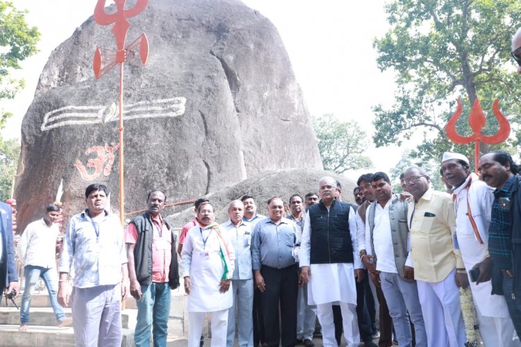 मुख्यमंत्री  भूपेश बघेल ने भूतेश्वर नाथ पहुंचकर विशाल प्राकृतिक शिवलिंग के दर्शन किये