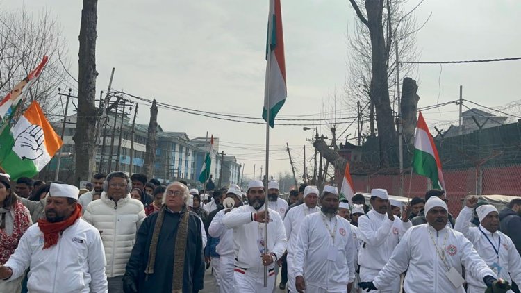 *भारत जोड़ो यात्रा के समापन आज कश्मीर श्रीनगर लाल चौक में झंडा फहरा कर किया गया , छत्तीसगढ़ के दिग्गज नेता चौलेश्वर चन्द्राकर जी ने राहुल गांधी को लोह पुरुष बताया*