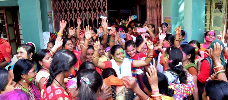 बजट प्रतिक्रियाः आंगनबाड़ी कार्यकर्ताओं और सहायिकाओं ने होली से पहले ही जमकर मनाई होली