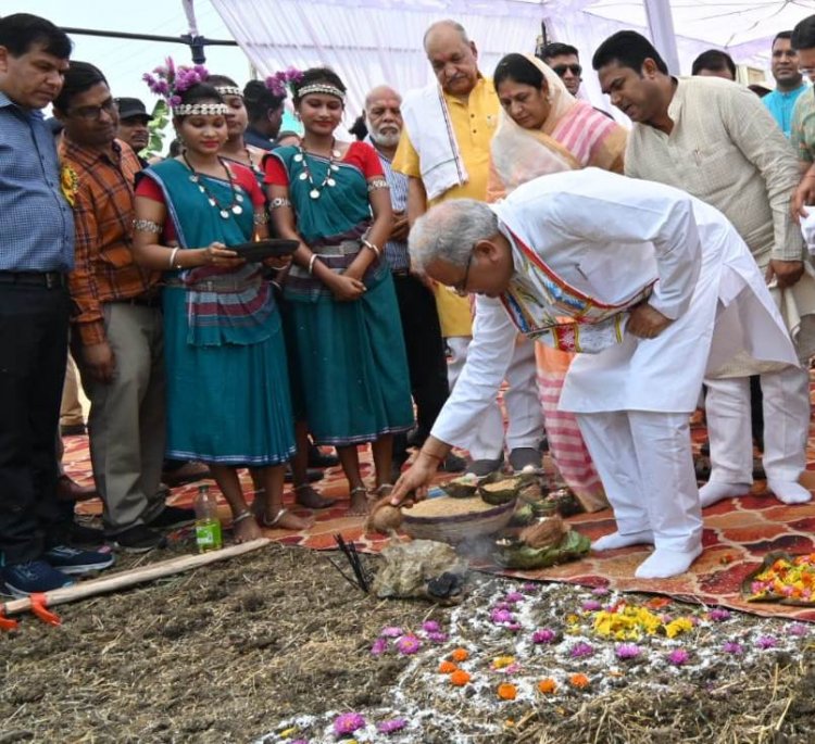 मुख्यमंत्री ने अक्ति तिहार पर माटी पूजन कर, बीज रोपण किया ट्रैक्टर चलाकर खेत की जुताई की