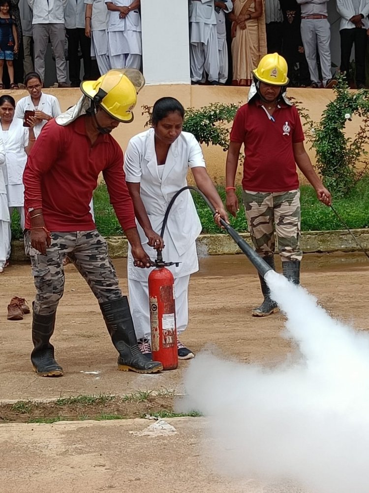 चंदूलाल चंद्राकर चिकित्सा महाविद्यालय व सम्बद्ध अस्पताल  आग से सुरक्षा पर एक विशेष व्याक्खान कर प्रशिक्षण का सफल आयोजन