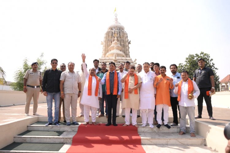 भगवान श्री जगन्नाथ मंदिर पहुंचे केंद्रीय राज्य मंत्री मनसुख मांडविया  पूजा-अर्चना व आरती में हुए शामिल भाजपाजनों ने किया आत्मीय अभिनंदन