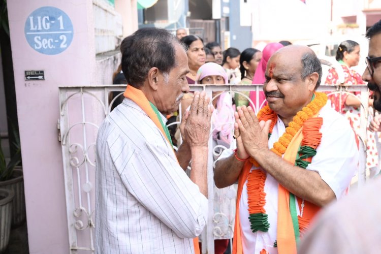 प्रत्याशी पुरंदर मिश्रा ने पंचमुखी हनुमान मंदिर में की पूजा-अर्चना - चारों ओर चर्चा का विषय बनी भाजपी प्रत्याशी पुरंदर मिश्रा की चुनावी तैयारी