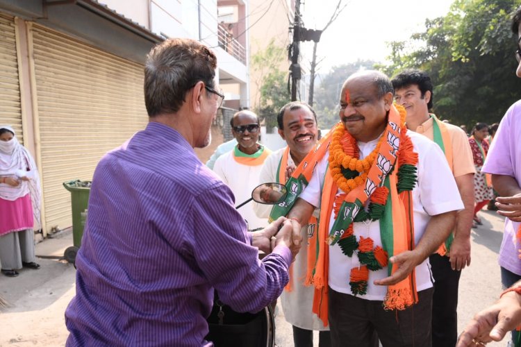 शंकरनगर क्षेत्र में घर-घर पहुंचे भाजपा प्रत्याशी पुरंदर मिश्रा - पंचमुखी हनुमान मंदिर में की पूजा-अर्चना