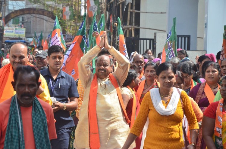 दिवाली की खुशियों में चुनाव त्यौहार के उल्लास ने चार चांद लगा दे हैं। चुनाव में जीत के लिए नेताओं में भी जबर्दस्त जुनून है। संबंधित क्षेत्र का ऐसा कोई कोना नहीं छूट रहा है, जहां तक नेता न पहुंच पा रहे हों। इसी बीच रायपुर उत्तर विधानसभा क्षेत्र के भाजपा प्रत्याशी पुरंदर मिश्रा भी सुबह-शाम दौरा और जनसंपर्क कर रहे हैं। सैकड़ों भाजपा कार्यकर्ताओं और समर्थकों की भीड़ भी लगातार उनके साथ चल रही है।