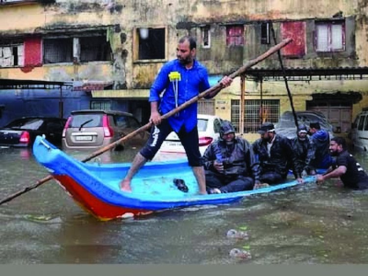 आंध्र प्रदेश में मच सकती है तबाही ! 110 किमी प्रतिघंटे की स्पीड से दोपहर 2 बजे तमिलनाडु तट से टकरायेगा, अब तक 8 लोगों की गई जान