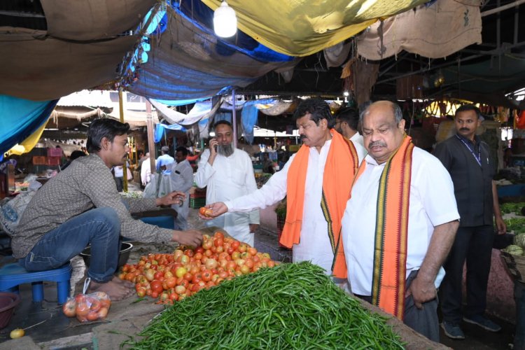 शास्त्री मार्केट पहुंचे विधायक  पुरन्दर मिश्रा