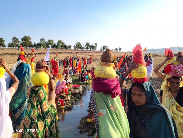 भक्तिमय हुआ नागेश्वर धाम मेडरपाठ  कलश यात्रा में शामिल हुए श्रद्धालु*