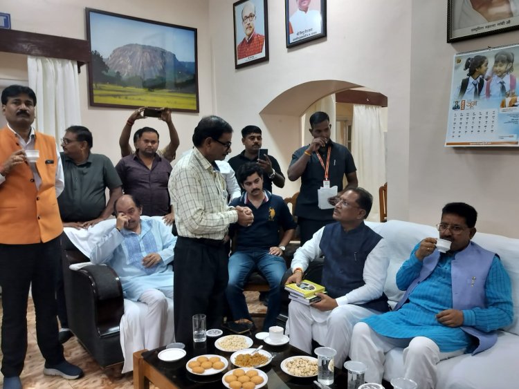 "इतिहासकार द्वारा माननीय मुख्यमंत्री को भेंट की गई अपनी नवीनतम पुस्तक"