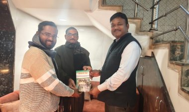 जशपुर के वरिष्ठ इतिहासकार डॉ. विजय कुमार रक्षित से पीएचडी शोधार्थियों की सौजन्य भेंट*