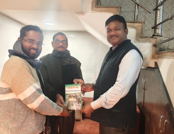 जशपुर के वरिष्ठ इतिहासकार डॉ. विजय कुमार रक्षित से पीएचडी शोधार्थियों की सौजन्य भेंट*