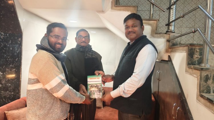 जशपुर के वरिष्ठ इतिहासकार डॉ. विजय कुमार रक्षित से पीएचडी शोधार्थियों की सौजन्य भेंट*